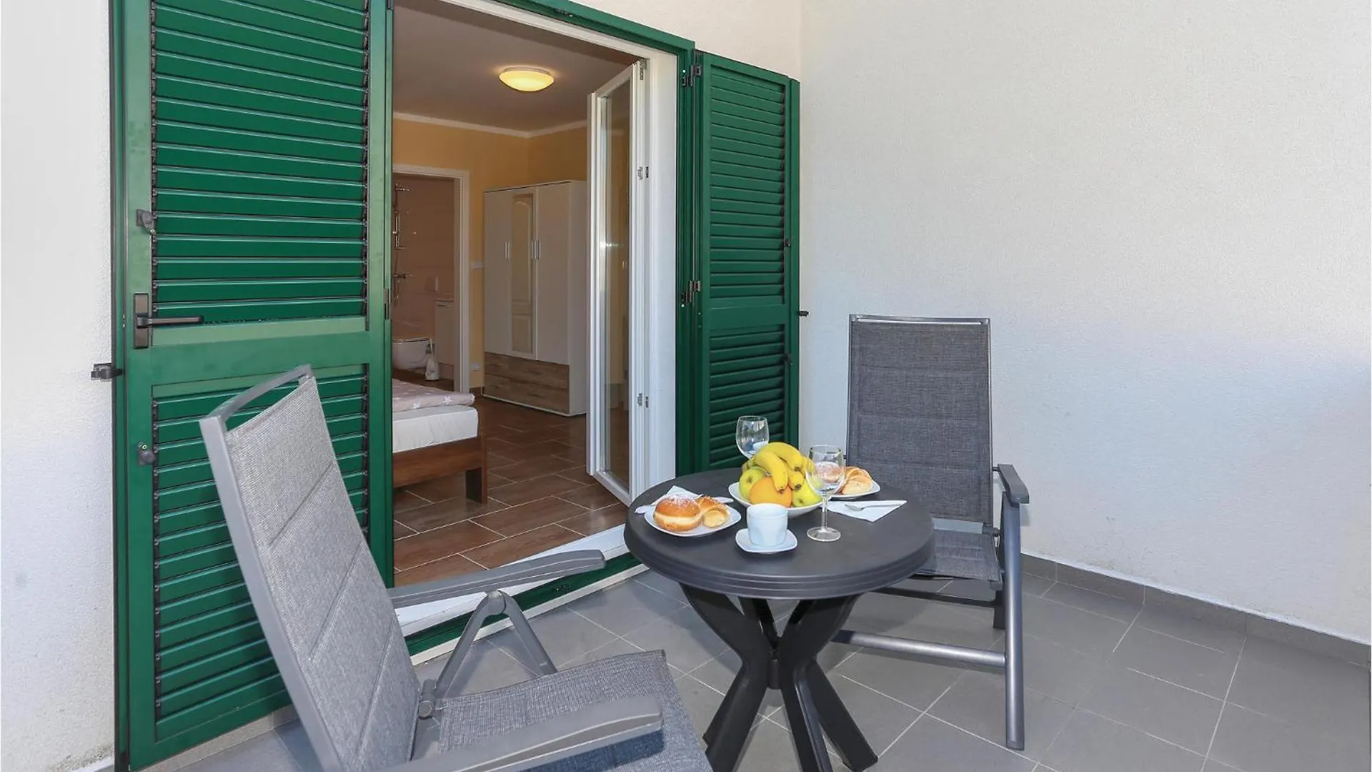 Nice Apartment In Kastel Stari With Kitchen Kastela